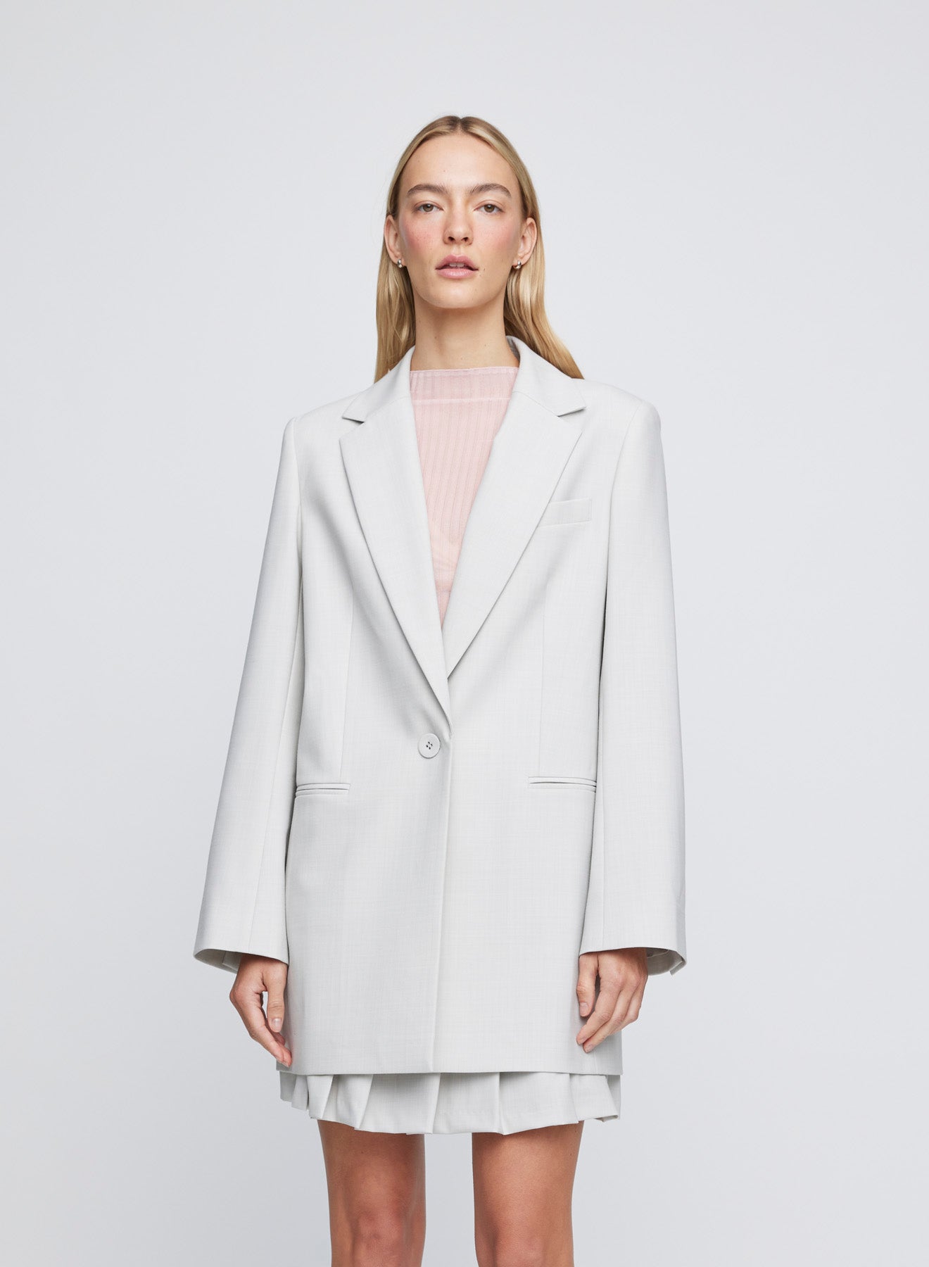 The ANNA QUAN Harper Blazer in Heather is a relaxed fit longline blazer. Designed with a notch collar, single welt breast pocket and full lining for a premium outerwear piece.