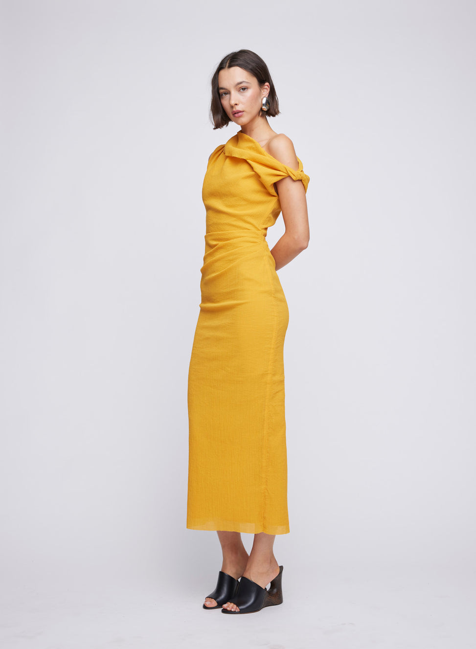 ANNA QUAN Off-Shoulder Crinkle Midi Dress, a versatile and timeless addition to your wardrobe. Discover all new dresses for any event or special occasion. Bright dress, bright midi-dress, orange midi-dress, orange event dress, wedding guest dress, formal dress.